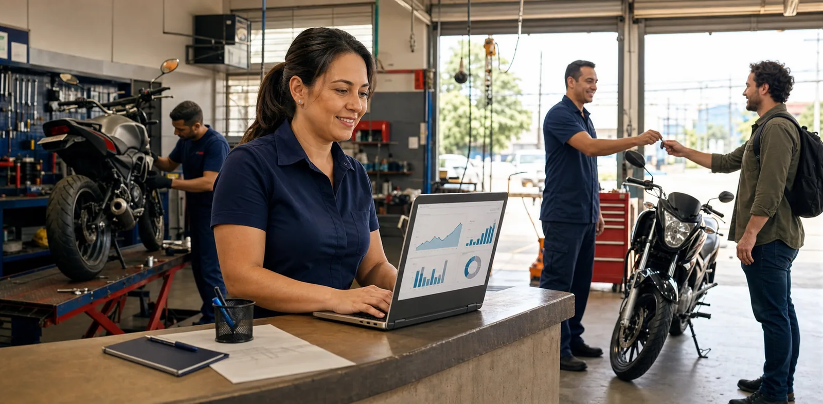 Gestora acompanha indicadores enquanto a equipe atende clientes e motos